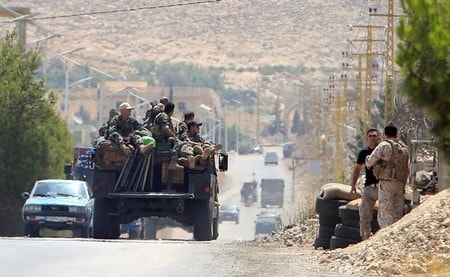 　１１月２１日、レバノン軍のトップは、イスラエルと接する国境に配備している部隊に対して、イスラエル側の脅威に十分備えるよう指示した。写真はレバノン軍兵士を乗せた車両、７月撮影（２０１７年　ロイター/Ali Hashisho）