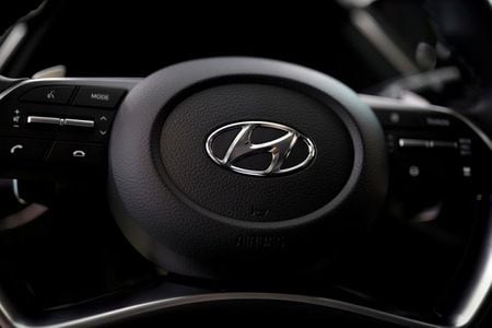 ３月３０日、韓国・現代自動車の労働組合によると、同社は部品調達の問題で４月５─１３日に蔚山第１工場の一時停止を計画している。写真は現代自のロゴ。ソウルで２０１９年３月撮影（２０２１年　ロイター/Kim Hong-Ji）