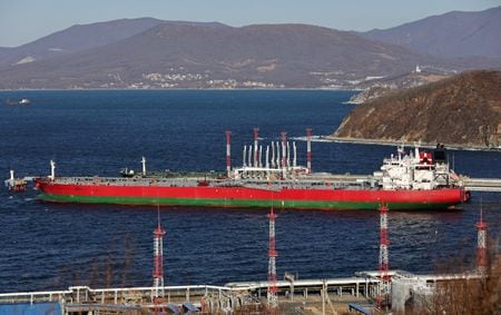 　１月１７日、ロシア産原油のアジア向け輸出が昨年末以来活発になっている。写真は石油タンカー。ナホトカで昨年１２月撮影（２０２３年　ロイター／Tatiana Meel）