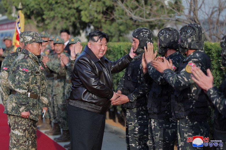 北朝鮮人民陸軍の戦車部隊を視察する金正恩（3月25日、場所不明）　KCNA via REUTERS