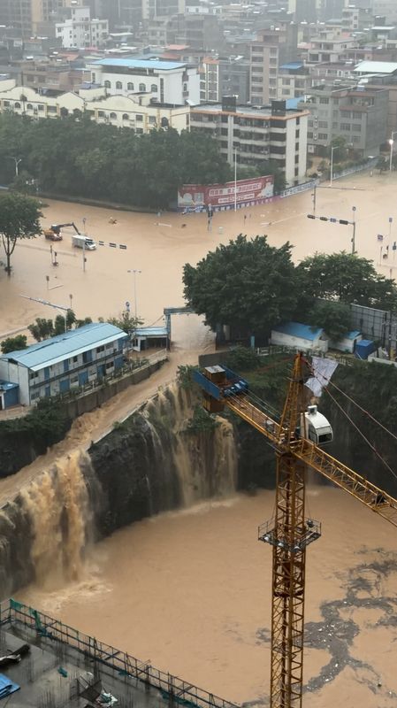 中国・南寧市、洪水警戒を最高水準に 台風で貯水池決壊・大規模冠水