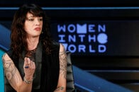 「#MeToo」運動を率いた女優のとんだ性癖