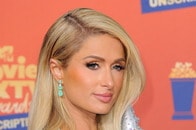 【写真】【動画】全裸に大きなリボンで「私の存在がプレゼント」...パリス・ヒルトンの「卑猥」と噂のクリスマス衣装