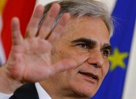 オーストリア首相が辞任、政策めぐり党内の対立で求心力低下