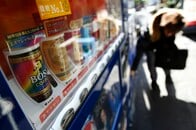 飲料自販機「冬の時代」──物流コスト高にコンビニコーヒーの人気　衰退回避へAI投入も