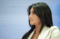米スーパーセレブ、「ギリギリ見えない」ビキニ写真を投稿も、コメントが「無神経」「悲劇を利用」と批判浴びる