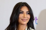 【写真】【動画】迫力バストに「はみ乳」、トップレスまで披露...キム・カーダシアンの過激ルックにネット騒然