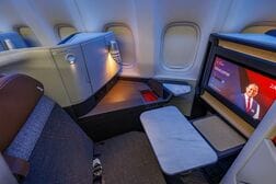 アメリカン航空、長距離路線の上級座席増加　収益性向上へ
