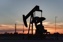 米原油先物が続落、ホルムズ再開期待で