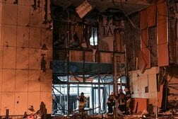 ウクライナ北部スムイの商業施設に無人機攻撃、2人死亡・20人負傷
