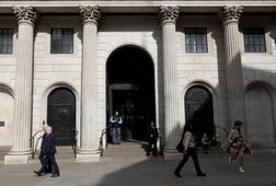 英トリプル安、長期金利約30年ぶり高水準　スターマー政権の行方警戒