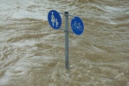 わずか6時間で538ミリの記録的豪雨…フランス・コルシカ島を襲った大洪水、街をのみ込む濁流の衝撃映像