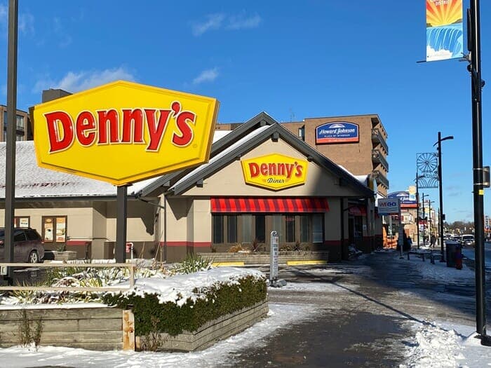 アメリカの「デニーズ」の看板と店構え