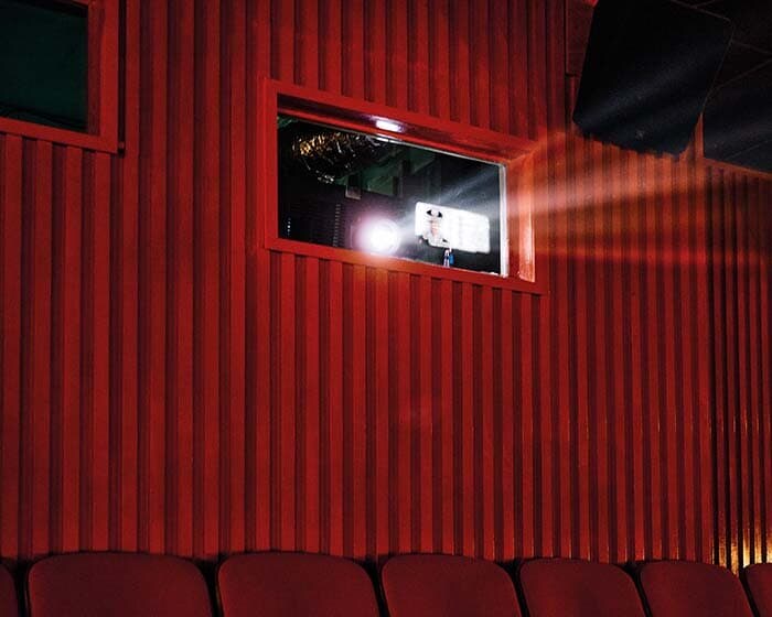 警官の映像を投影する映写機_香港