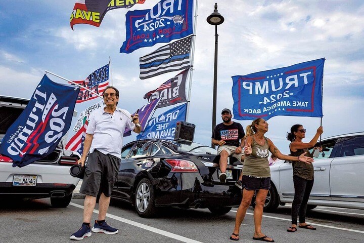 トランプの別荘「マールアラーゴ」前に集まった支持者