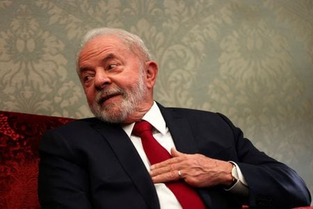 　１２月４日、来年１月１日に３期目として再就任するブラジルのルラ次期大統領（写真）が、喉頭鏡検査を受けた。ポルトガルのリスボンで１１月撮影（２０２２年　ロイター/Rodrigo Antunes）