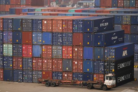 　１月１９日、 中国福建省で貿易会社を営むハン・チャンミン氏は、イエメンの親イラン武装組織フーシ派による商船攻撃に伴う紅海の物流混乱で、経営を存続できなくなる恐れに直面している。写真は上海の洋山深水港に積まれたコンテナ。２０２２年１月撮影（２０２４年　ロイター/Aly Song）