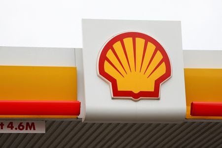 　５月２日、英石油大手シェルが発表した第１・四半期決算は調整後利益が７７億ドルと、予想を大幅に上回った。写真は同社のロゴ。２０２３年２月、ロンドンで撮影（２０２４年　ロイター/May James）