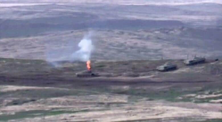アルメニアとアゼルバイジャンの間で長年争いの場所となってきたナゴルノカラバフで、両国軍が衝突して少なくとも兵士16人と複数の民間人が死亡した。写真はアルメニア国防省が同日公開した動画から(2020年　ロイター/Defence Ministry of Armenia)
