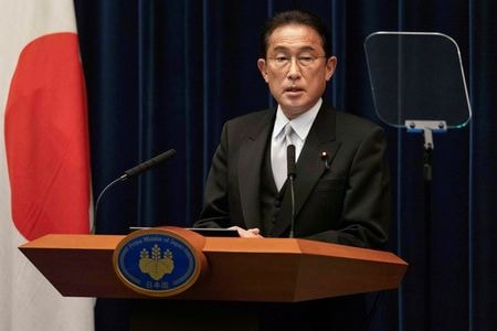 小林鷹之経済安保相は１２日の閣議後会見で、岸田文雄首相から経済安全保障の法案策定について準備を加速するよう昨日指示があったことを明らかにした。写真は、官邸で会見する岸田首相。２０２１年１１月１０日に撮影。（２０２１年　ロイター／ Stanislav Kogiku/ Pool via REUTERS）