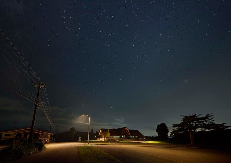 六呂師高原内にあるミルク工房奥越前（写真奥）。星空ハンモックやプラネタリウム、奥越高原牧場の生乳を使ったアイスクリーム作り体験など、さまざまなイベントが開催される