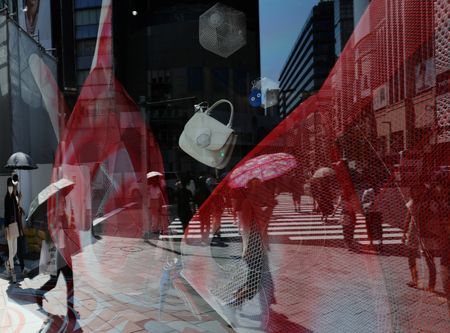 　９月１日、百貨店大手４社が発表した８月の既存店売上高（速報）は高島屋や大丸松坂屋百貨店、阪急阪神百貨店がいずれも２月以来の前年比増となり、三越伊勢丹も減少幅が縮小した。写真は都内の百貨店のショーウィンドー。２０２４年６月撮影（２０２５年　ロイター/Kim Kyung-Hoon）