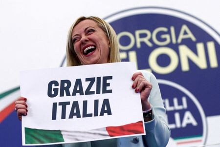 イタリア初の女性首相に就任すると目されている右派政党「イタリアの同胞」（ＦＤＩ）のメローニ党首（写真）は、実際に就任すれば早々に、選挙公約で来年１月から始まることになっている国の年金受給年齢引き上げを阻止するなどと訴えたことの実現に向け、多額の財源確保に追われることになる。９月２６日、ローマで撮影（２０２２年　ロイター/Guglielmo Mangiapane）
