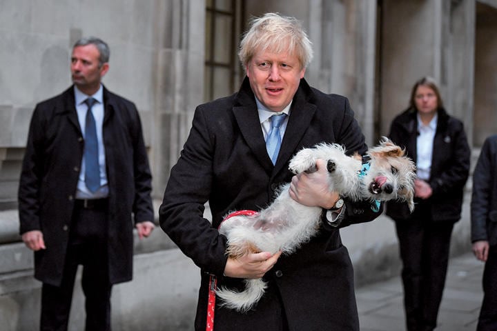 愛犬を連れてロンドンの投票所に姿を見せたジョンソン（12月12日）　DYLAN MARTINEZ-REUTERS