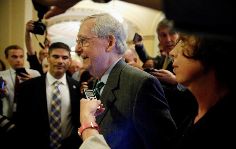 　６月２２日、米共和党の上院指導部は、医療保険制度改革（オバマケア）の改廃案を公表した。富裕層向けの課税を撤廃する一方、コスト削減に向け、貧困層向けの支援を削減する。写真は共和党のマコネル上院院内総務、２２日ホワイトハウスで撮影（２０１７年　ロイター／Kevin Lamarque）