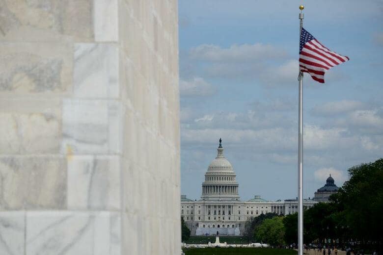 26日、米国では今週、新たに複数の州が経済再開に向け、新型コロナウイルスの感染拡大を防止するための制限措置を緩和する見通しだ。写真はワシントンD．C．の国会議事堂。25日撮影（2020年　ロイター/Erin Scott）