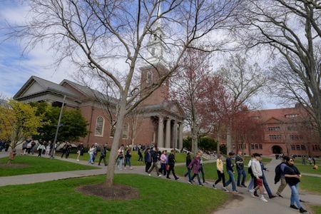 　米教育省は５日、ハーバード大学に対し、トランプ政権からの要求に応じるまで新たな研究助成金などの援助を凍結すると通告した。同省高官が明らかにした。米マサチューセッツ州ケンブリッジにある同大学のキャンパスで４月撮影（２０２５年　ロイター/Faith Ninivaggi）