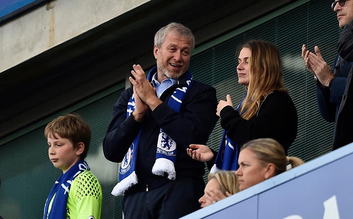 オーナーを務めるチェルシーFCの試合を観戦するアブラモビッチ（2017年5月）　Hannah McKay Livepic-REUTERS