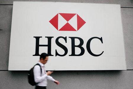 　７月１日、英銀大手ＨＳＢＣホールディングスのインド法人のヒテンドラ・デーブ最高経営責任者（ＣＥＯ）は３０日、ロイターのインタビューで、１年以内にインドの富裕層向けプライベート・バンキング事業の現地展開に再参入する計画が基本決定していると語った。写真はＨＳＢＣのロゴ。マレーシアのクアラルンプールで２０１９年８月撮影（２０２２年　ロイター／Lim Huey Teng）