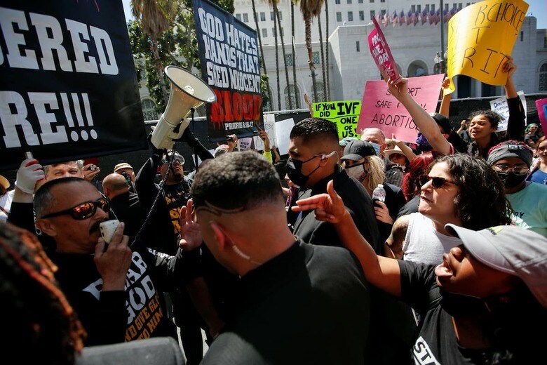 中絶反対派の暴力化が問題になっている...... REUTERS/Aude Guerrucci