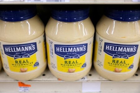 　欧州の食品・日用品大手ユニリーバは２０日、食品事業に対し米マコーミック・アンド・カンパニーから買収提案を受けたと発表した。マコーミックも、食品事業に関わる潜在的な戦略的取引についてユニリーバと協議中だと確認した。格下からの買収提案となる。米ニューヨークで２０２２年３月撮影（２０２６年　ロイター／Andrew Kelly）