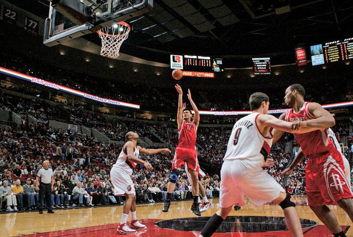 NBAにとって中国は巨大市場（シュートする元ロケッツの姚明、2007年）　RICHARD CLEMENT-ICON SPORTS WIRE/GETTY IMAGES