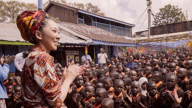 2018年、ケニアの首都ナイロビのマゴソスクールを訪れたMISIA氏