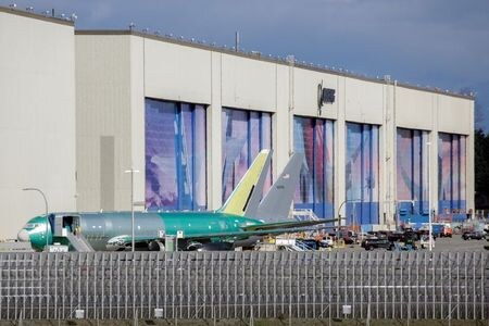 　４月１６日、米航空機大手ボーイングは、新型コロナウイルス感染拡大を受けて先月から停止していたワシントン州での商用機の生産を来週から順次再開すると発表した。３月２３日、同州エバレットの工場で撮影（２０２０年　ロイター/David Ryder）