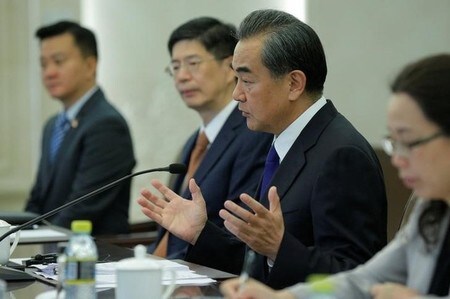 　８月１５日、中国の王毅外相はロシアのラブロフ外相と電話会談を行い、米国と北朝鮮は互いに不快となる言動に「ブレーキをかける」ことが急務との考えを示した。９日撮影（２０１７年　ロイター／Wu Hong）