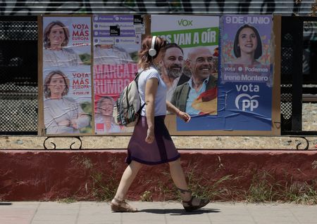 ６月１３日、ドイツやフランスからポーランド、スペインまで、先日行われた欧州連合（ＥＵ）欧州議会選挙では極右勢力が若い有権者を取り込む構図が鮮明になった。写真は３日、選挙用の政党候補者ポスターが張られたスペイン・ロンダの街頭で撮影（２０２４年　ロイター/Jon Nazca）