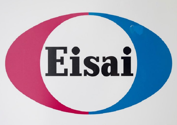 5月13日、アルツハイマー病の新薬開発に閉塞感が漂っている。エーザイは最終治験を始めた薬で巻き返しを図る考えだが、「雪辱戦」の行方はなお読めない。写真はエーザイのロゴ。昨年3月に東京で撮影（2019年　ロイター／Issei Kato）