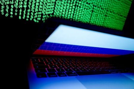 ロシア銀行最大手ズベルバンクは、国内企業や個人は今年、サイバー犯罪により最大３兆６０００億ルーブル（４９０億ドル）の経済損失を被るとの推計を発表した。ロシア国旗とコンピューターコード、２０１８年撮影。（２０２０年　ロイター/Kacper Pempel）