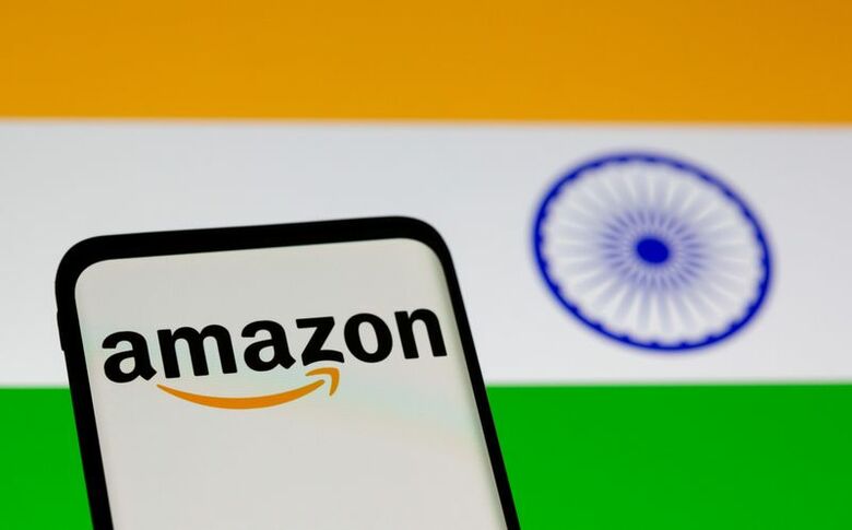アマゾンのロゴを表示するスマートフォンとインドの国旗のイメージ。２０２１年７月撮影。REUTERS/Dado Ruvic