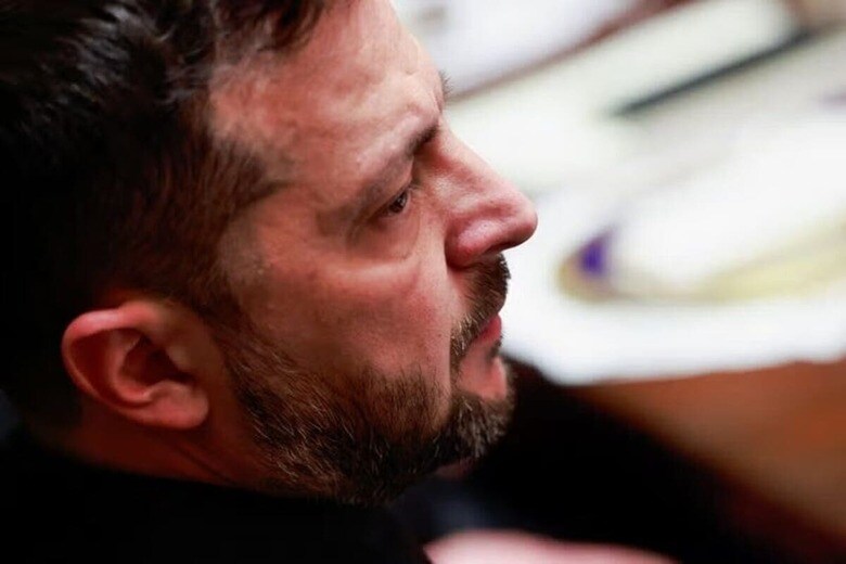 複数の関係筋によると、トランプ米大統領は１７日行ったウクライナのゼレンスキー大統領との会談で、ロシアへの領土割譲を促した。ホワイトハウスで撮影（２０２５年　ロイター/Jonathan Ernst）