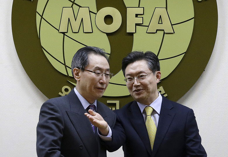 ６カ国協議議長を務める中国の武大偉・朝鮮半島問題特別代表（左）は28日、韓国外務省の黄浚局・朝鮮半島平和交渉本部長とソウルで会談し、国連安保理で近日に採択される見通しの対北朝鮮制裁決議について話し合った　Ahn Young-joon/Pool-REUTERS