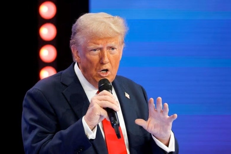 米大統領選の共和党候補トランプ前大統領は１０月１６日、フロリダ州マイアミで開かれたヒスパニック（中南米系）の有権者向けのイベントで、オハイオ州の移民がペットを食べていると再び主張した（２０２４年　ロイター/Marco Bello）