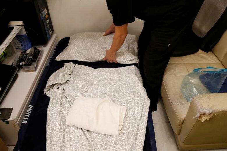 抗議参加者に寝床を準備する市民。11月1日、香港で撮影（2019年　ロイター/Tyrone Siu）