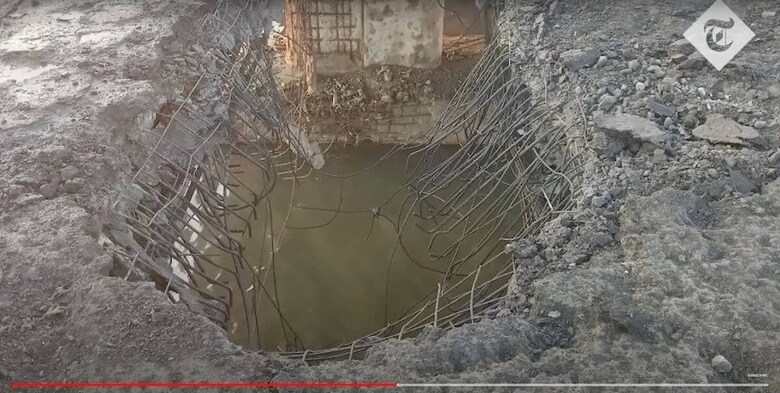 ウクライナ南部ヘルソン州のロシア支配地域とクリミア半島を結ぶチョンガル橋がウクライナのミサイル攻撃を受け、通行できなくなっている。写真はミサイル攻撃で橋にあいた穴。The Telegraph / YouTube