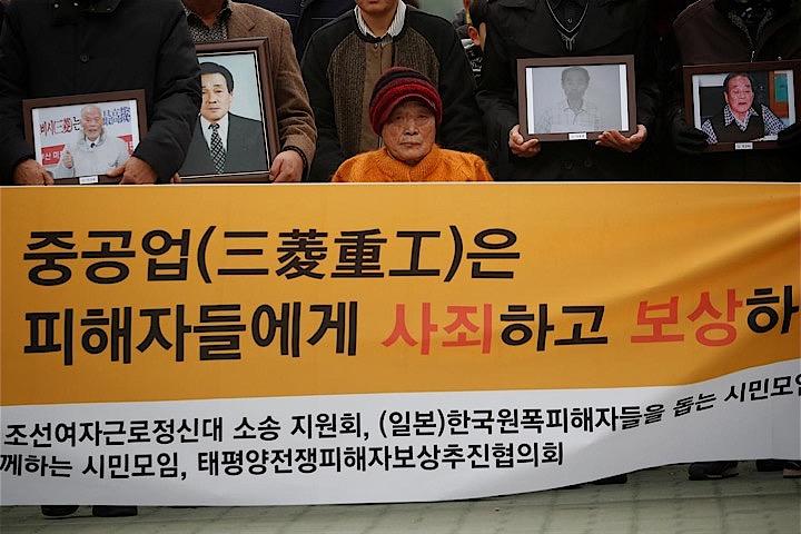 １１月２９日、韓国最高裁は、第２次世界大戦中に強制労働させられた韓国人の元徴用工２８人への賠償支払いを三菱重工業に命じる判断を示した。写真はソウルの最高裁前で撮影（２０１８年　ロイター／Kim Hong-Ji）