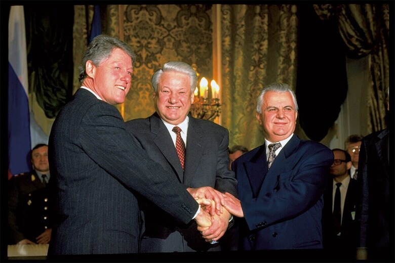 （左から）ウクライナの核兵器放棄で合意したクリントン、エリツィン、クラフチュク　DIANA WALKER/GETTY IMAGES